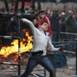 Người biểu tnh nm đ vo cảnh st trong khi lực lượng an ninh bắn hơi cay vo đon biểu tnh khi cuộc biểu tnh bước sang ngy thứ ba ở Quảng trường Tahrir, Ai Cập